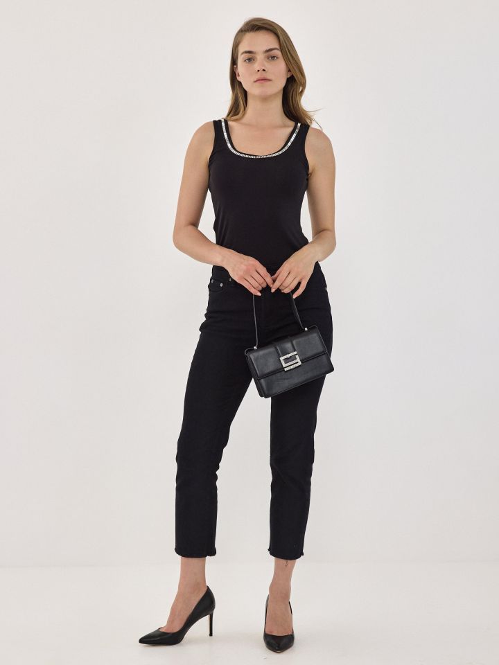 גופיה אמזון פתח יהלומים בצבע שחור