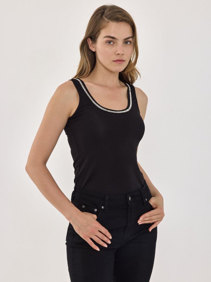 גופיה אמזון פתח יהלומים בצבע שחור