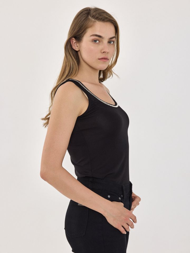 גופיה אמזון פתח יהלומים בצבע שחור