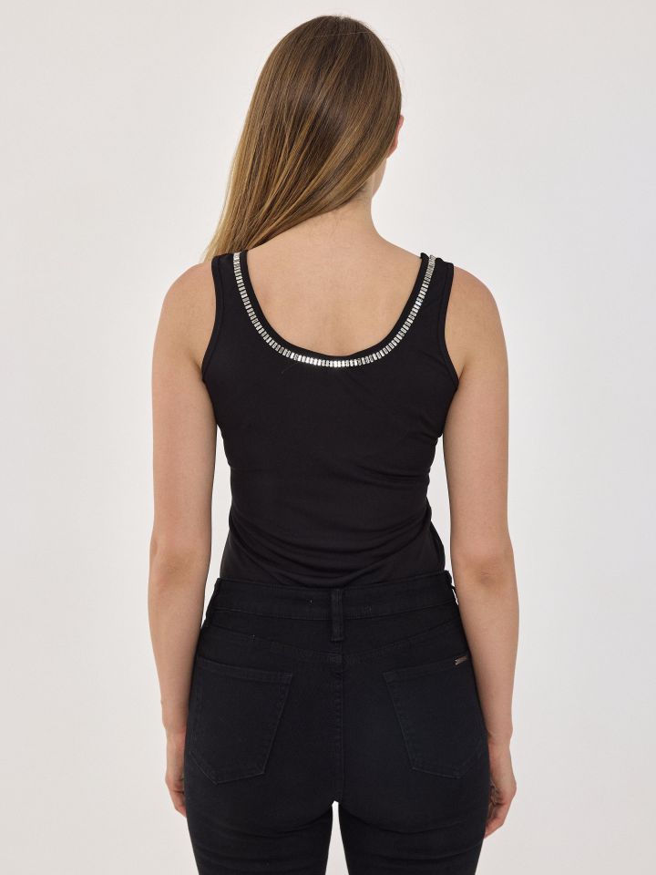 גופיה אמזון פתח יהלומים בצבע שחור