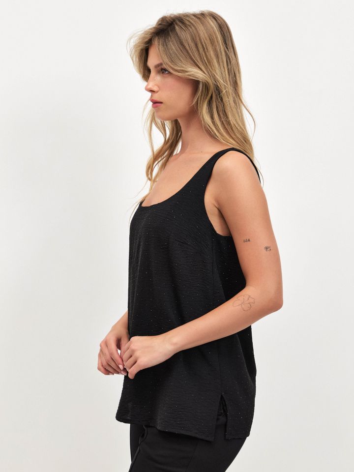 גופיה ניטים בצבע שחור