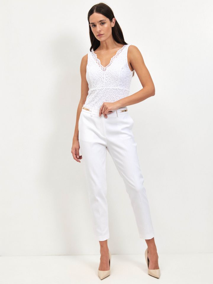 גופיה V תחרה PROMO בצבע לבן