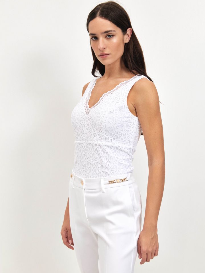 גופיה V תחרה PROMO בצבע לבן