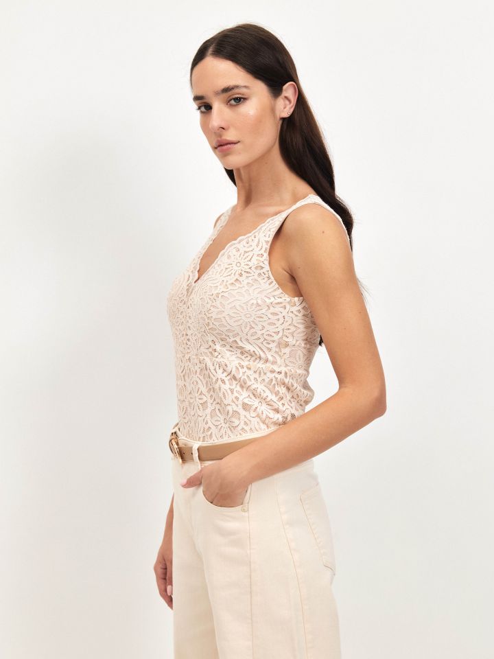 גופיה V תחרה PROMO בצבע בייז’