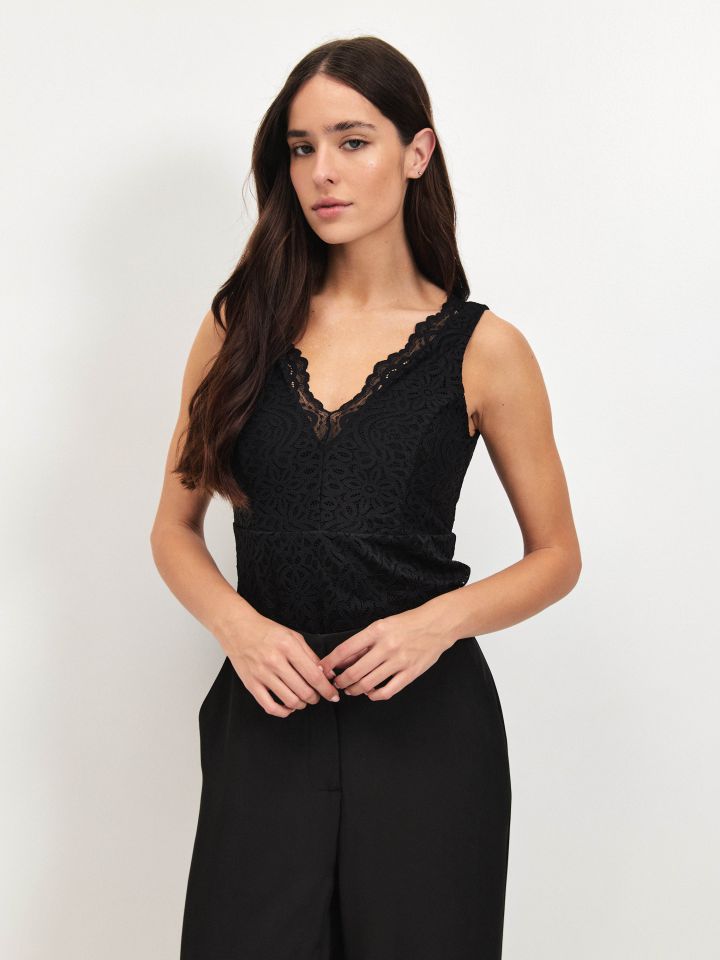 גופיה V תחרה PROMO בצבע שחור