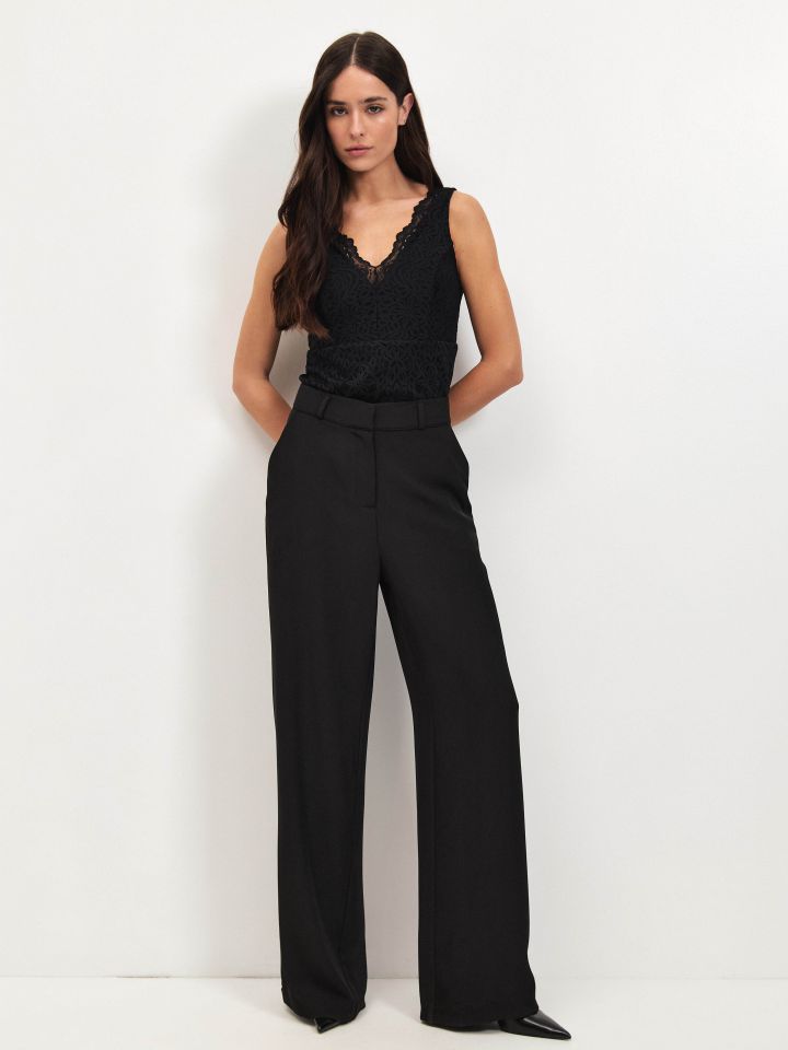 גופיה V תחרה PROMO בצבע שחור