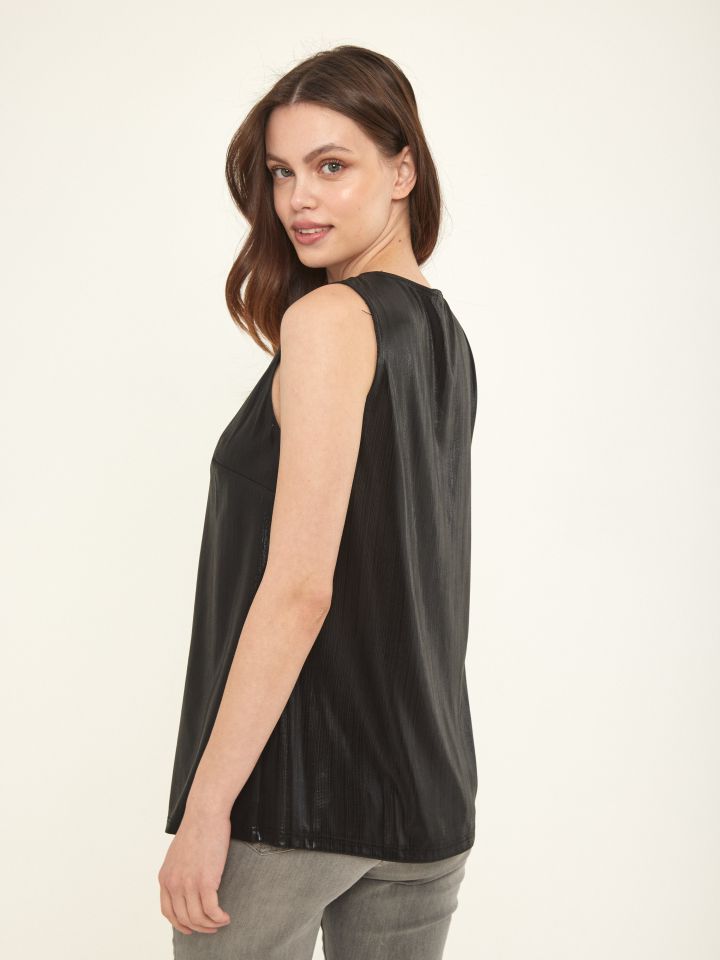 גופיה מריחות צבע בצבע שחור