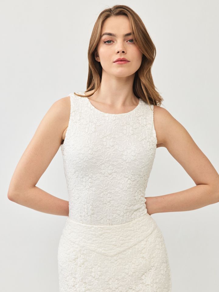 גופיה כתפיות תחרה בצבע אופוויט