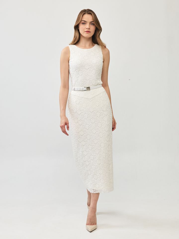 גופיה כתפיות תחרה בצבע אופוויט