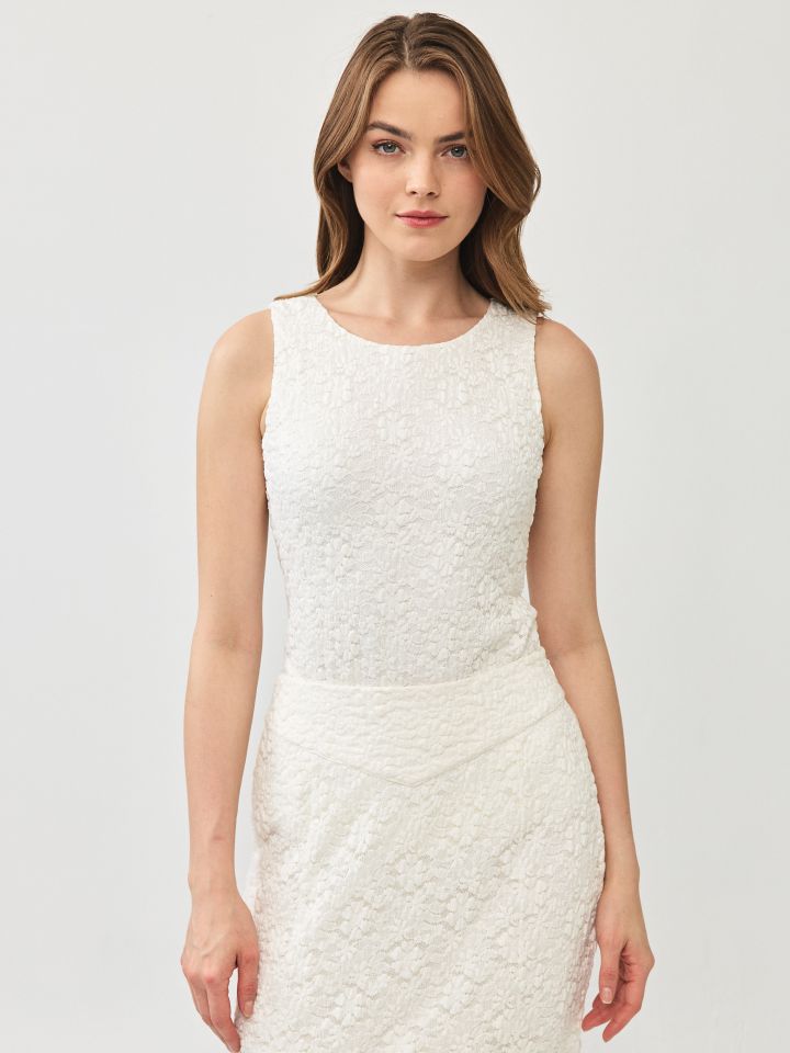 גופיה כתפיות תחרה בצבע אופוויט