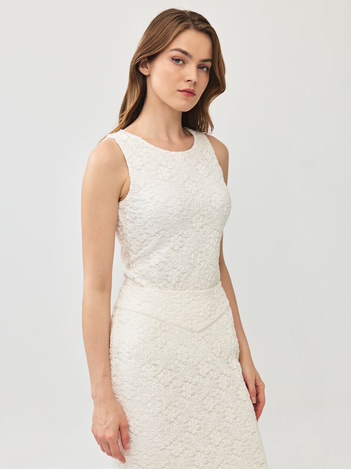 גופיה כתפיות תחרה בצבע אופוויט