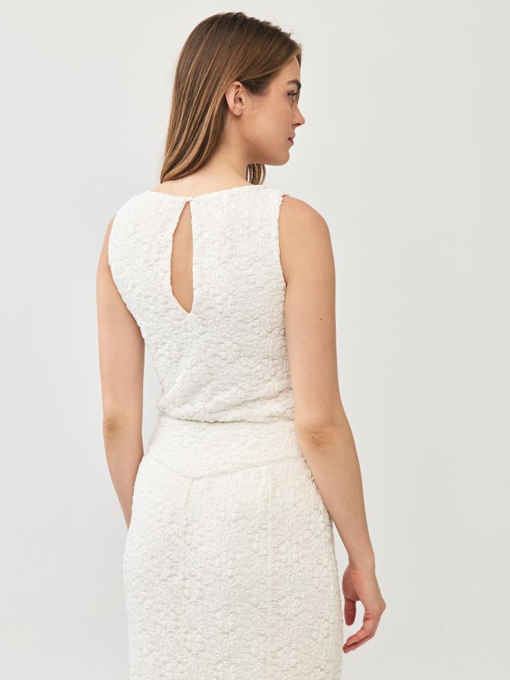 גופיה כתפיות תחרה בצבע אופוויט