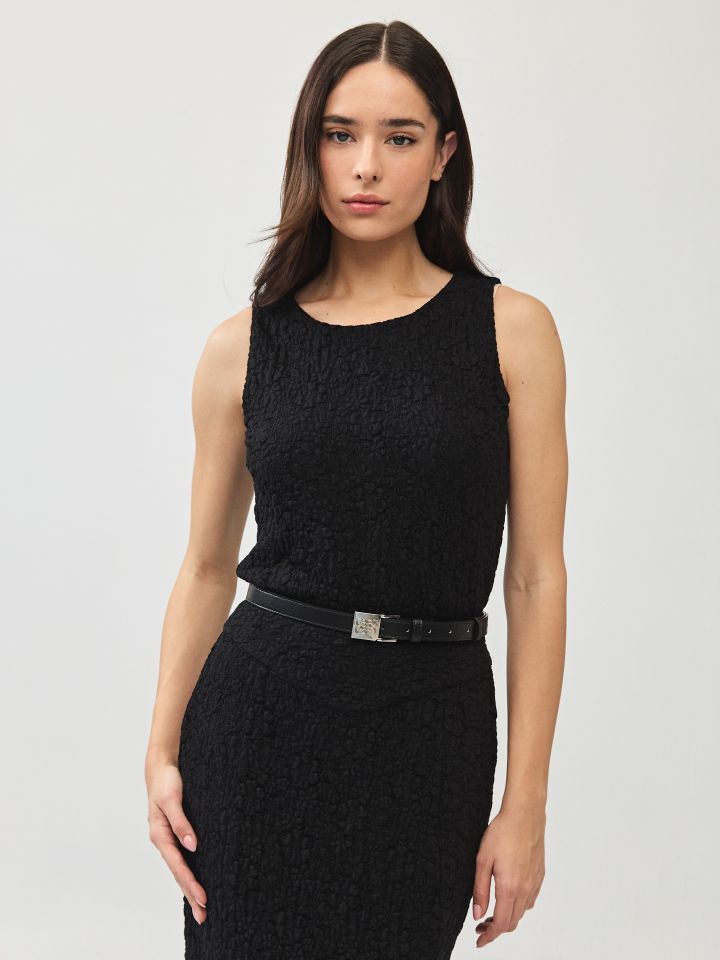 גופיה כתפיות תחרה בצבע שחור