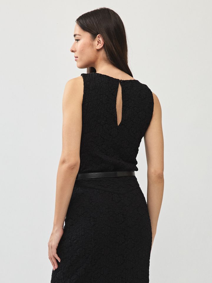 גופיה כתפיות תחרה בצבע שחור