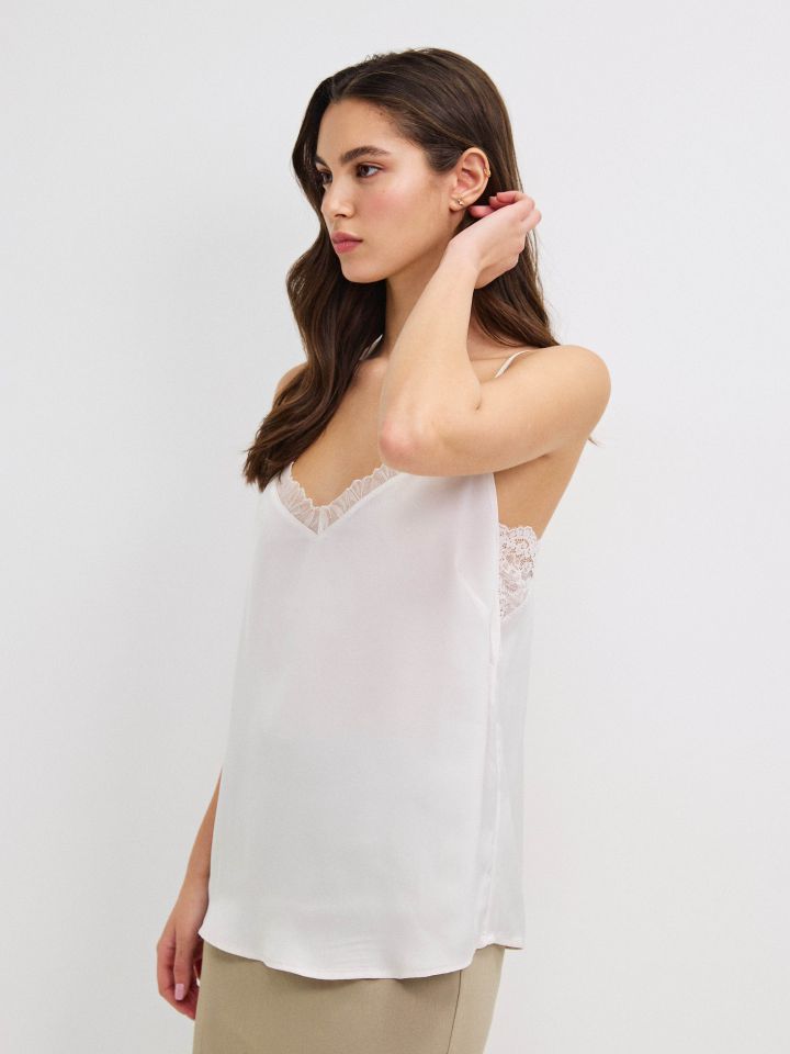 גופיה V תחרה  PROMO בצבע פודרה