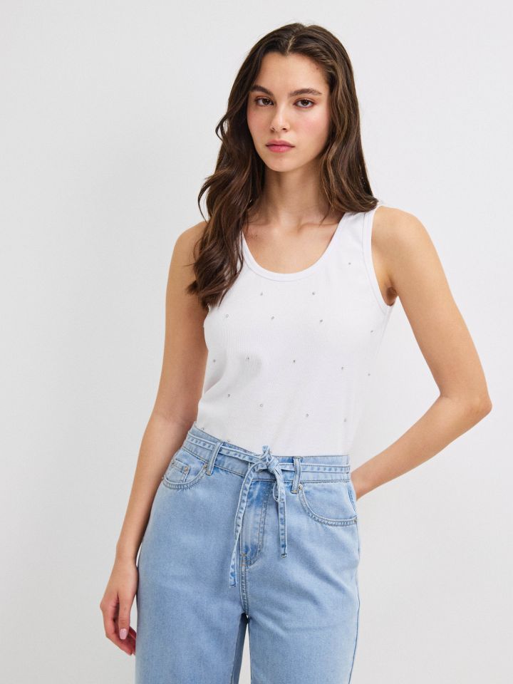 גופיה דמוי יהלומים בצבע לבן