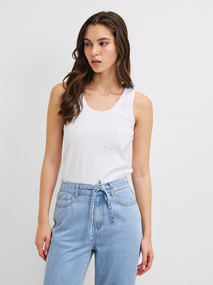 גופיה דמוי יהלומים בצבע לבן