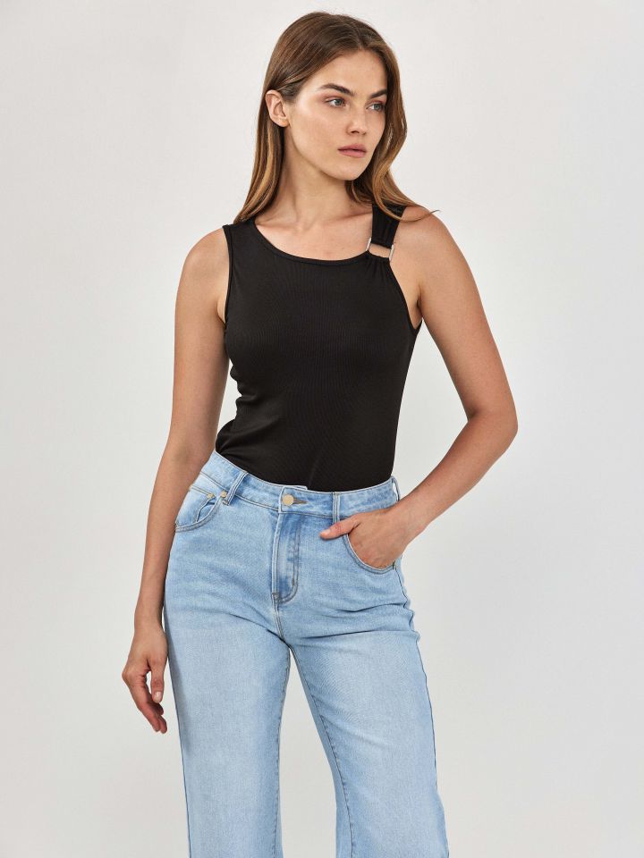 גופיה כתפיה אבזם בצבע שחור