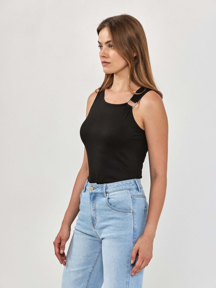 גופיה כתפיה אבזם בצבע שחור