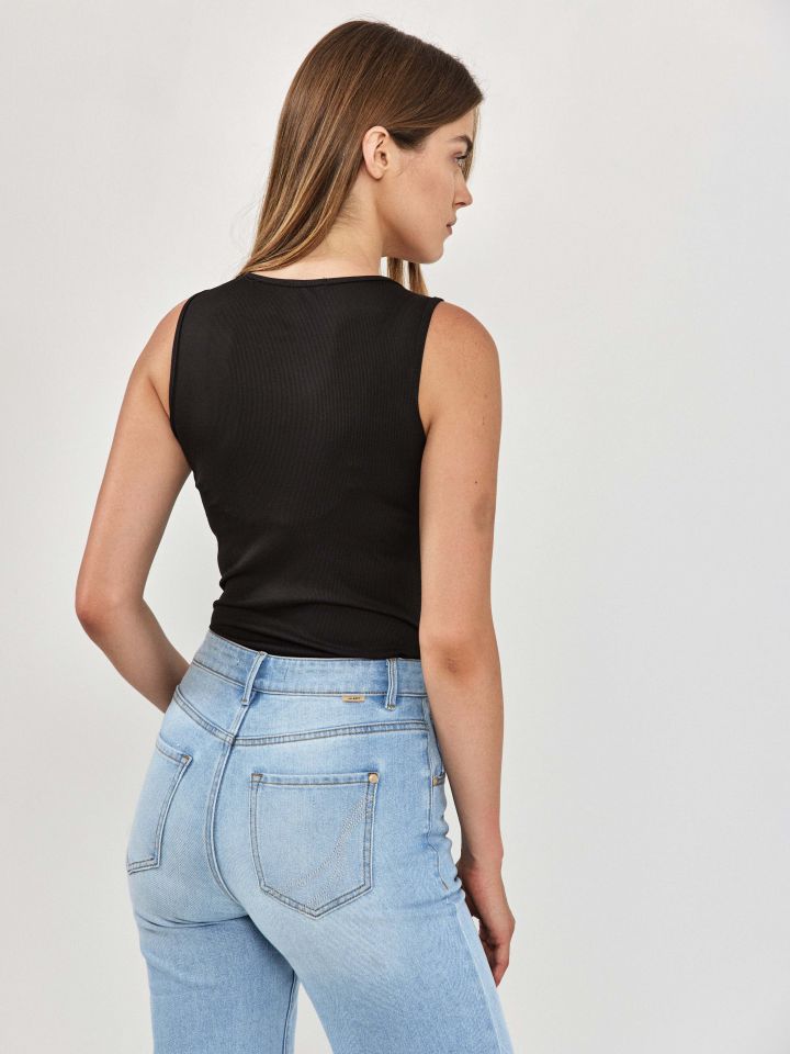 גופיה כתפיה אבזם בצבע שחור