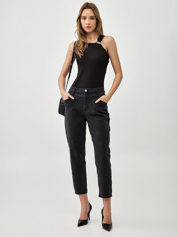 גופיה כתפיה אבזם בצבע שחור