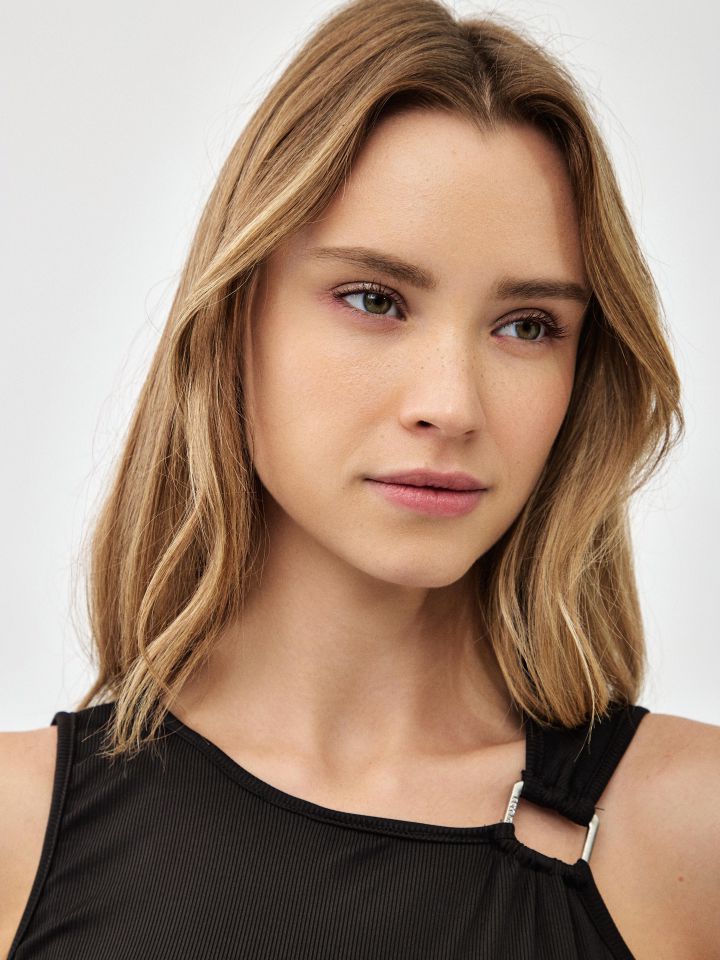 גופיה כתפיה אבזם בצבע שחור