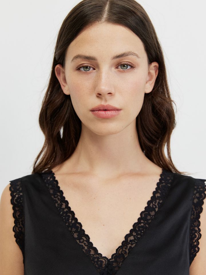 גופיה V סטן תחרה PROMO בצבע שחור