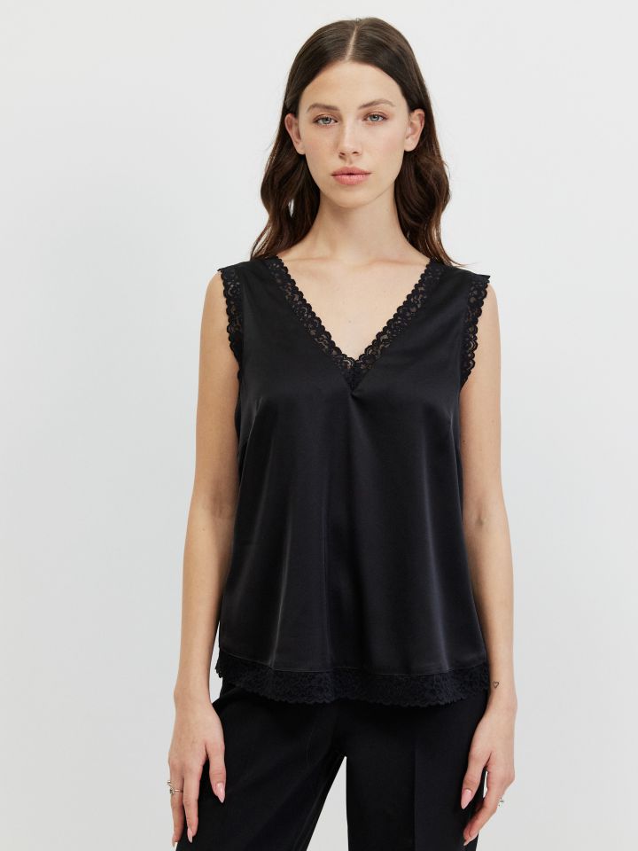 גופיה V סטן תחרה PROMO בצבע שחור