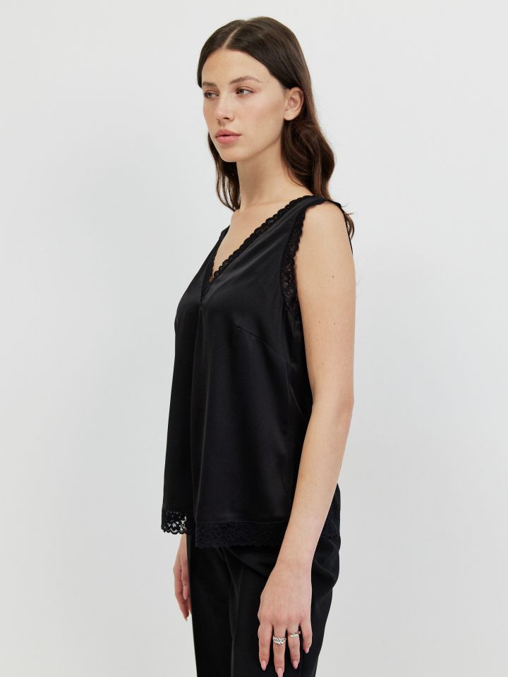 גופיה V סטן תחרה PROMO בצבע שחור