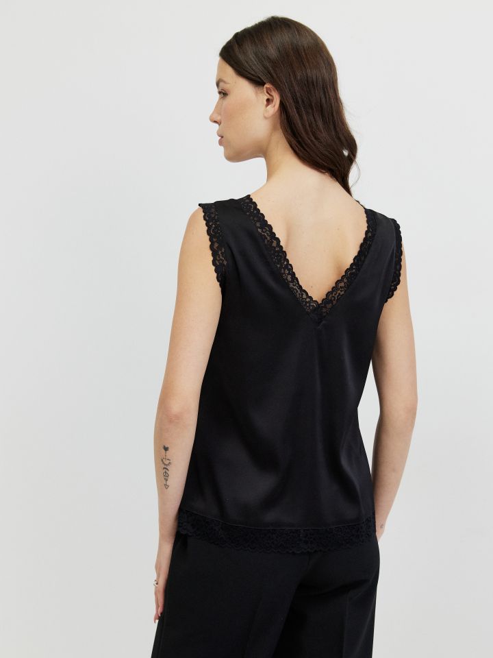 גופיה V סטן תחרה PROMO בצבע שחור