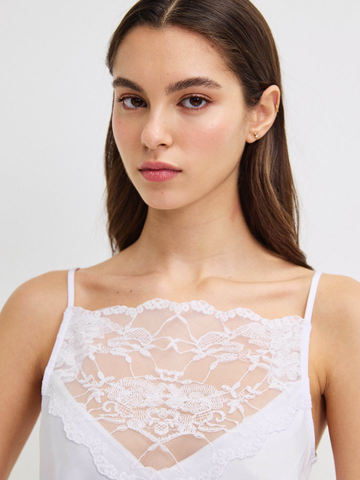 גופיה סטן שילוב תחרה בצבע לבן