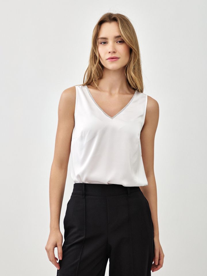 גופיה סטן דמוי יהלומים בצבע לבן