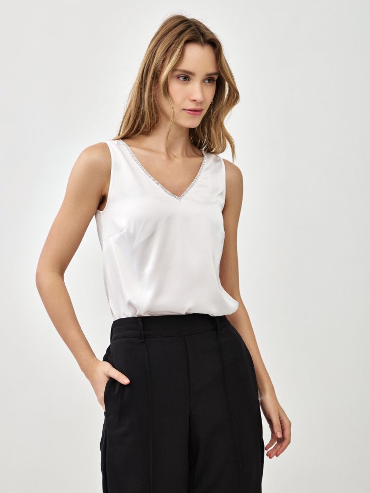 גופיה סטן דמוי יהלומים בצבע לבן