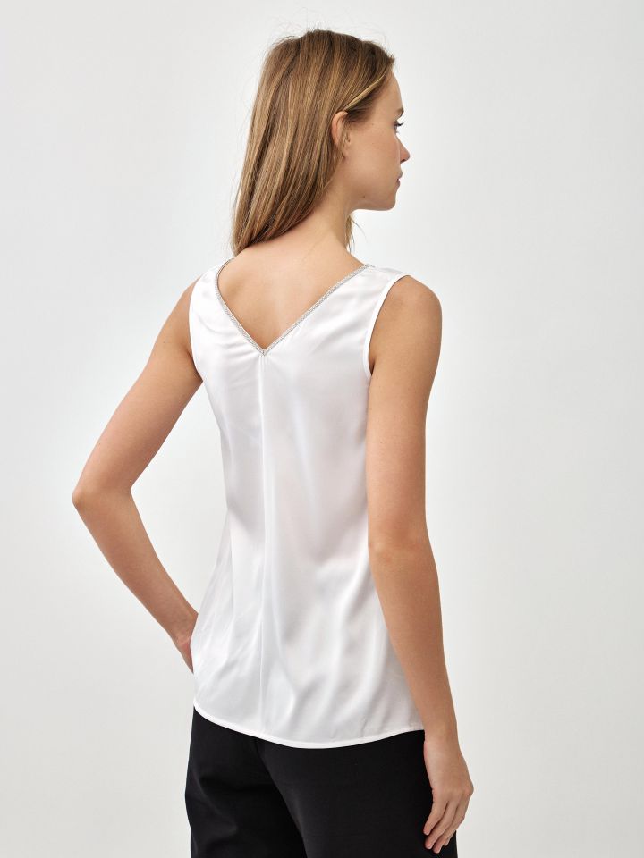 גופיה סטן דמוי יהלומים בצבע לבן