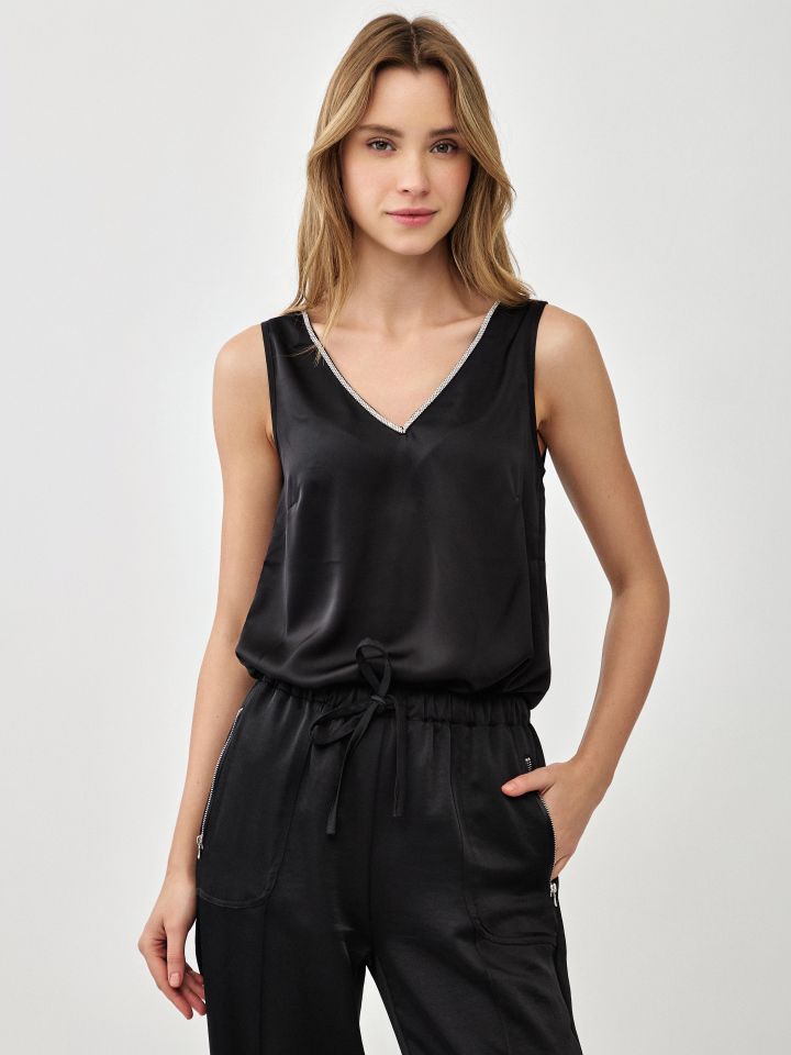 גופיה סטן דמוי יהלומים בצבע שחור