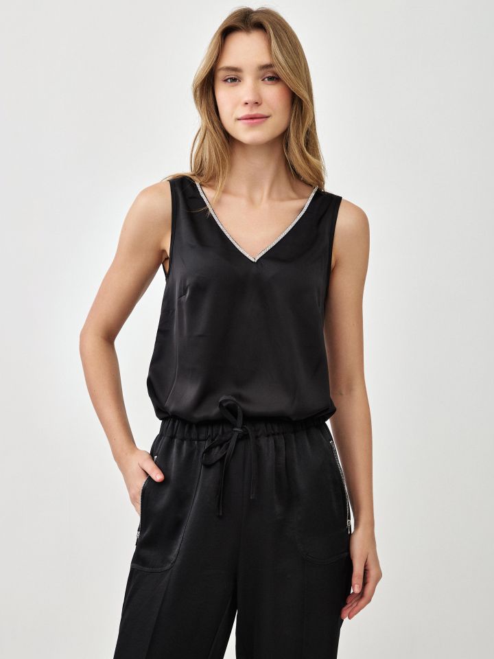 גופיה סטן דמוי יהלומים בצבע שחור