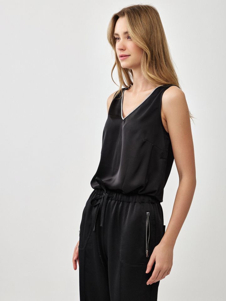 גופיה סטן דמוי יהלומים בצבע שחור