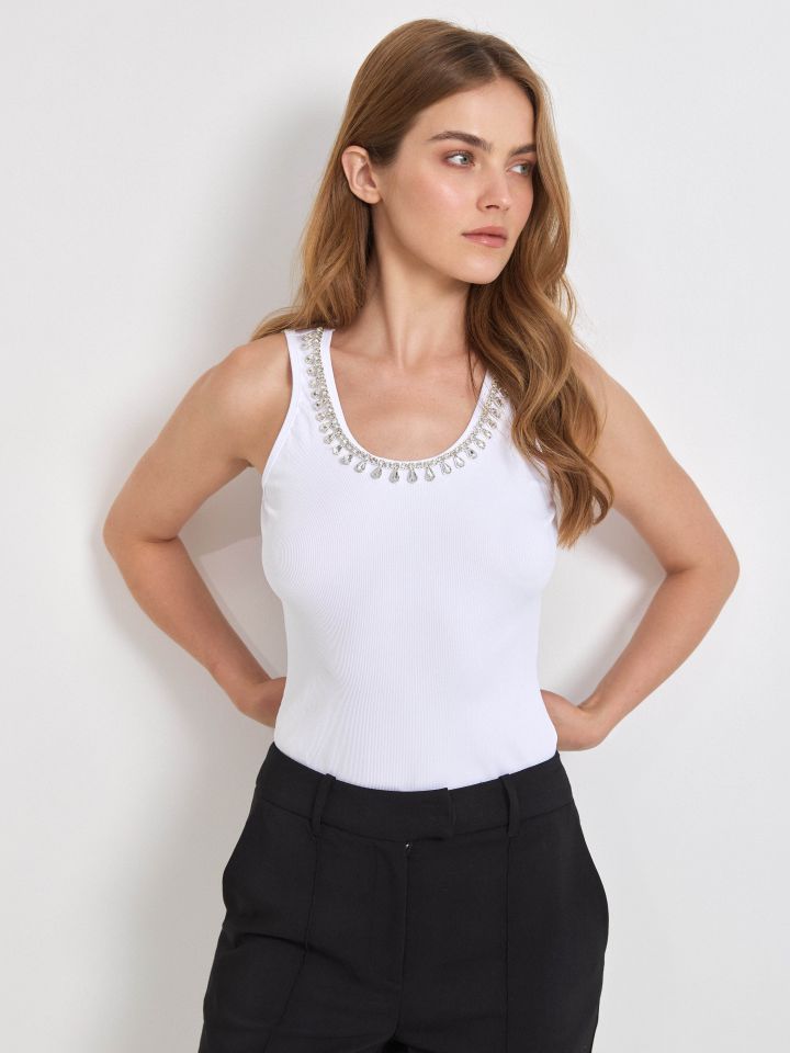 גופיה ריב דמוי יהלומים בצבע לבן