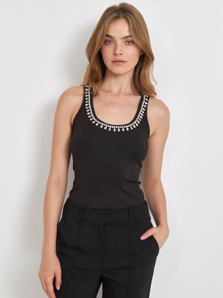 גופיה ריב דמוי יהלומים בצבע שחור