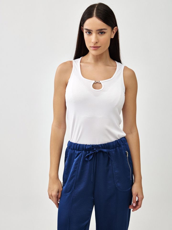 גופיה ריב פתח אבזם בצבע לבן