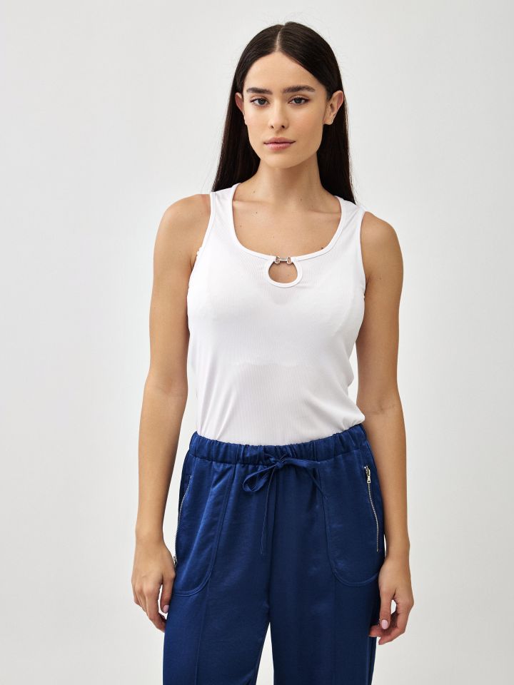 גופיה ריב פתח אבזם בצבע לבן