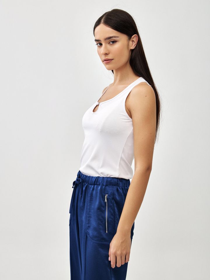 גופיה ריב פתח אבזם בצבע לבן