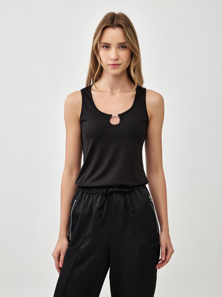 גופיה ריב פתח אבזם בצבע שחור