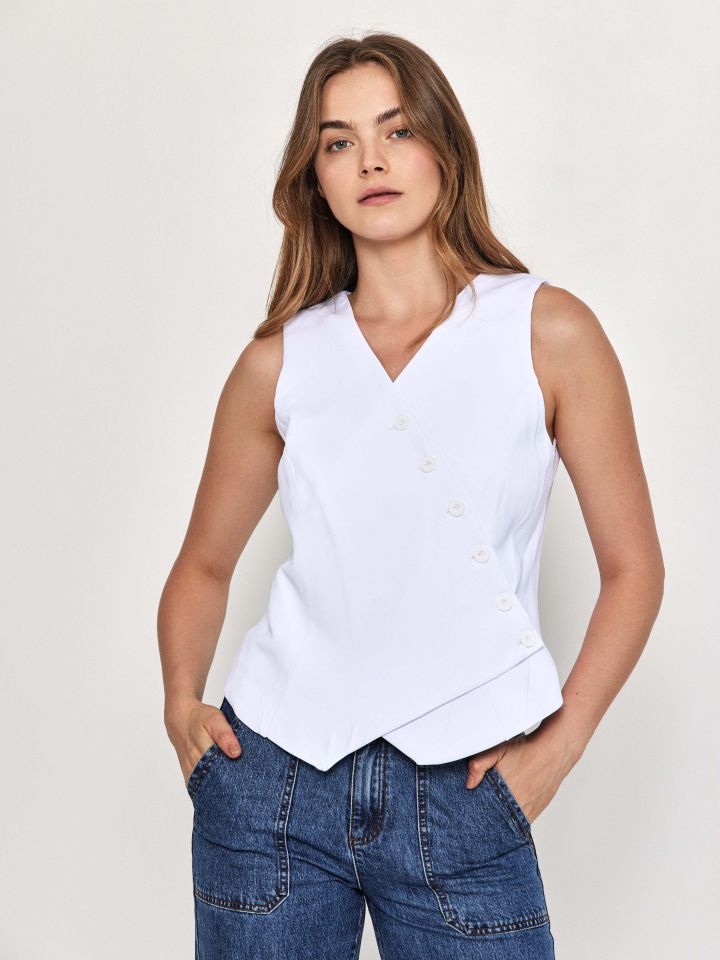 ו’סט כפתורים באלכסון בצבע לבן