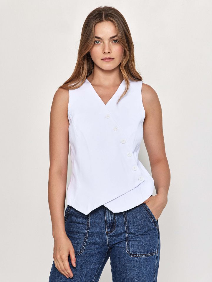 ו’סט כפתורים באלכסון בצבע לבן