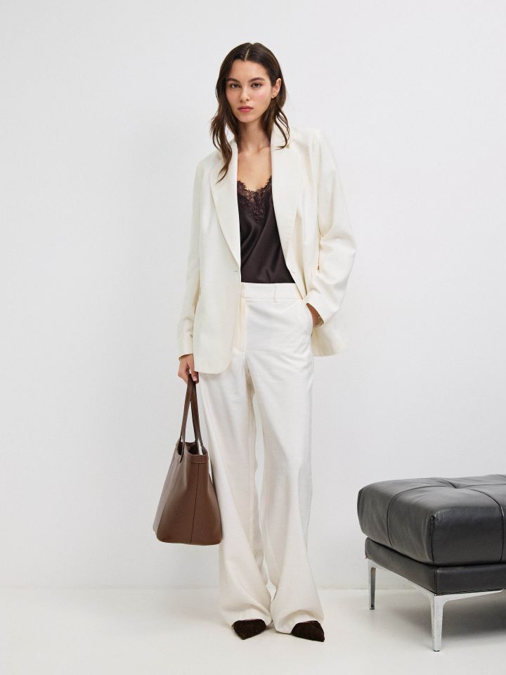 ג’קט דמוי פישתן כפתור אחד בצבע אופוויט