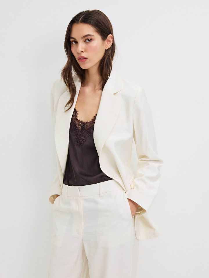 ג’קט דמוי פישתן כפתור אחד בצבע אופוויט