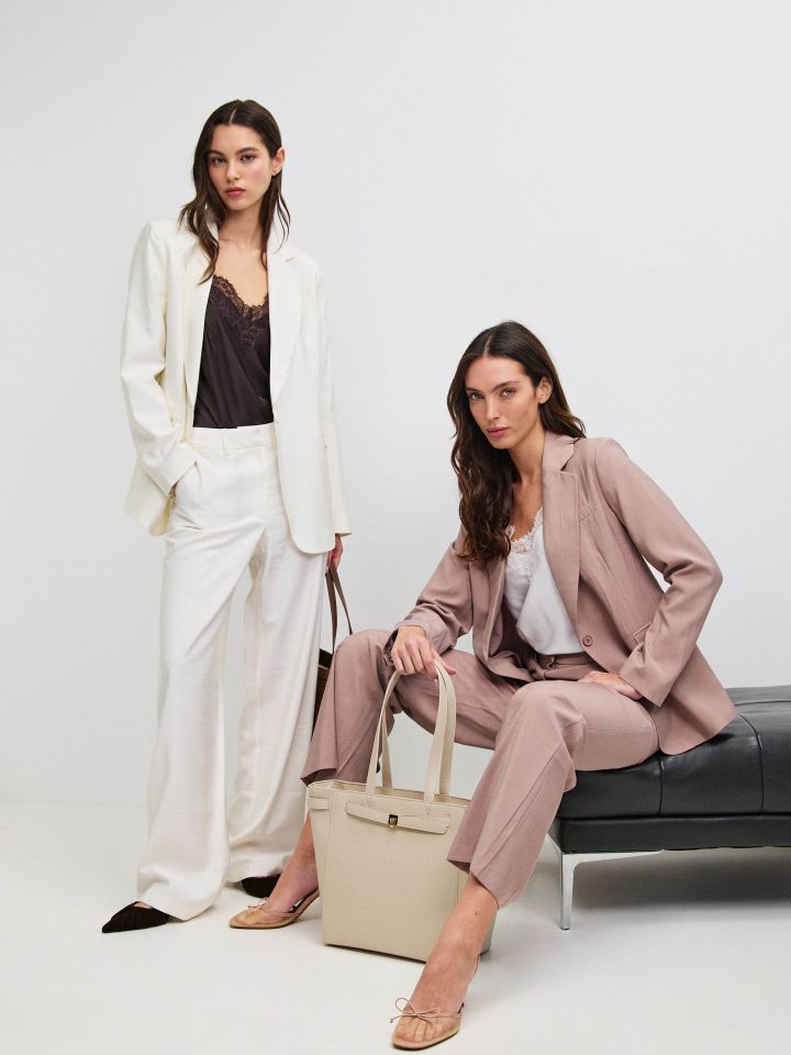 ג’קט דמוי פישתן כפתור אחד בצבע אופוויט