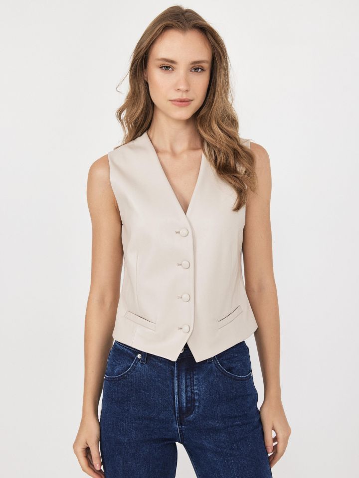 וסט דמוי עור קצר בצבע בייז’