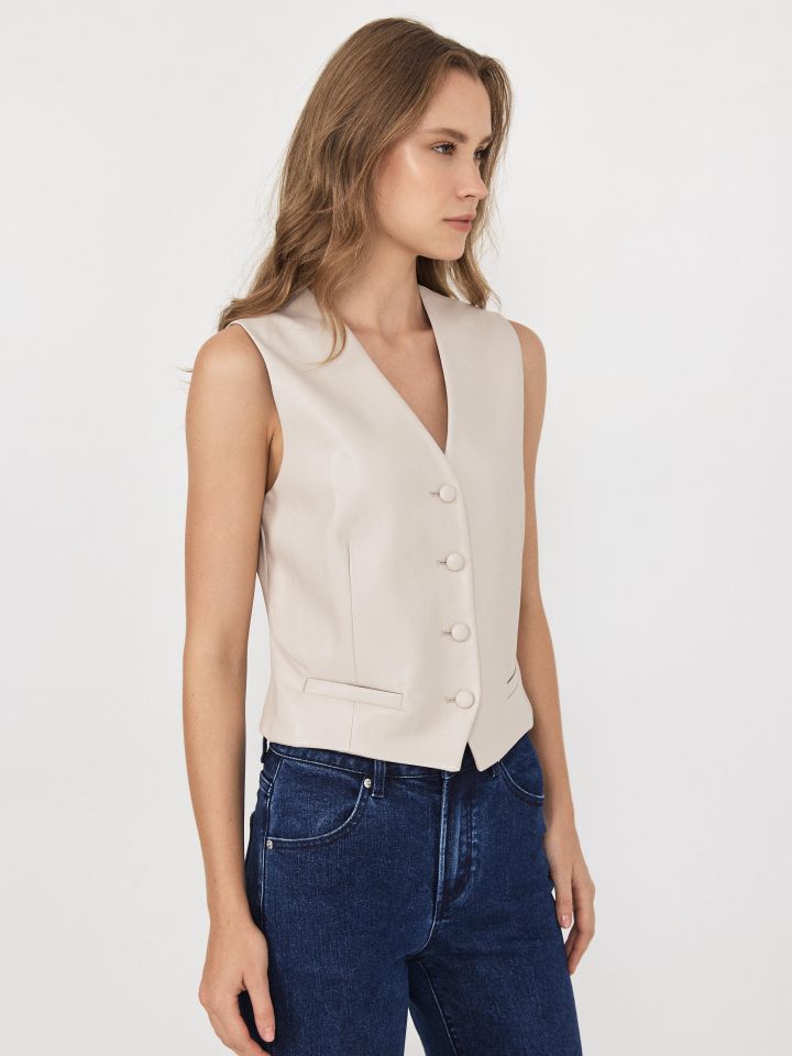 וסט דמוי עור קצר בצבע בייז’